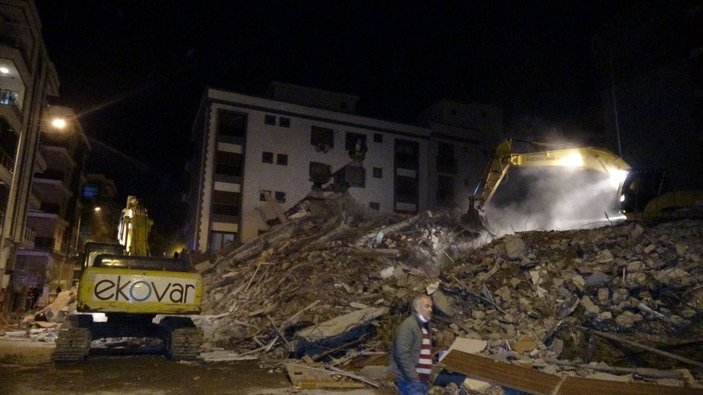 İzmir'de yıkımı yapılan hasarlı bina, sağlam binanın üzerine çöktü