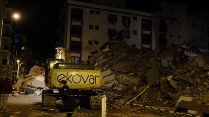 İzmir'de yıkımı yapılan hasarlı bina, sağlam binanın üzerine çöktü
