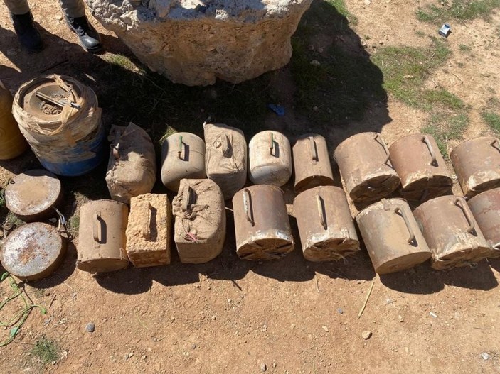 Suriye’nin kuzeyinde terör örgütüne büyük darbe: Yüzlerce kilogram patlayıcı ele geçirildi -1