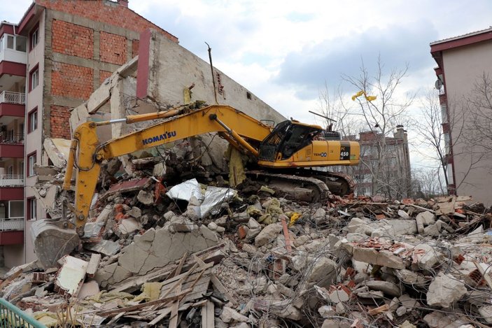 Edirne'de iş makinesi operatörü, yıkımını yaptığı binanın altında kaldı