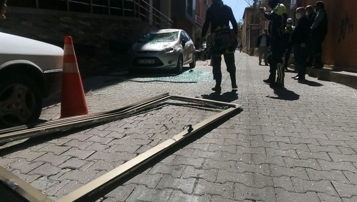 Düşen cam parçalarından saniyelerle kurtuldu -3