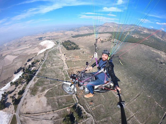 Paraşütüne bağladığı motosikletiyle, uçtu -3