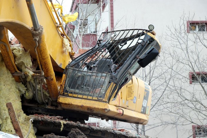 Edirne'de iş makinesi operatörü, yıkımını yaptığı binanın altında kaldı