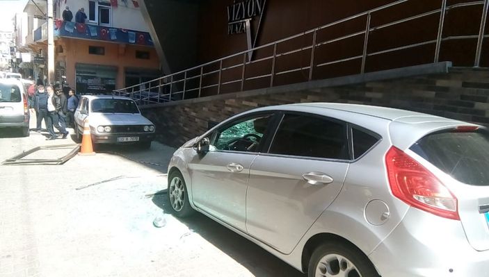 Düşen cam parçalarından saniyelerle kurtuldu -2