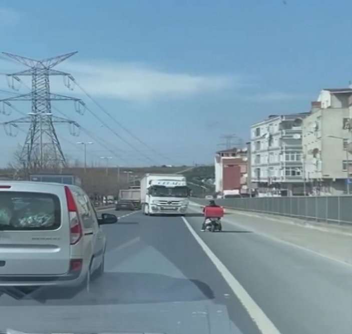 Sultangazi'de ters yönde geri giderek trafiği tehlikeye atan TIR sürücüsü yakalandı -2