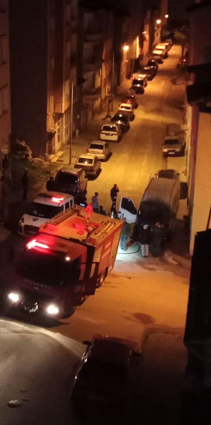 Park halindeki araç yanarak kullanılmaz hale geldi -3