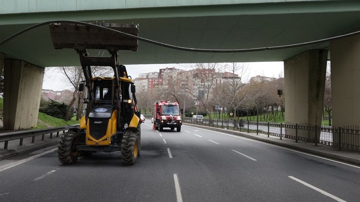 Şişli'de üst geçitten yola elektrik kablosu düştü
