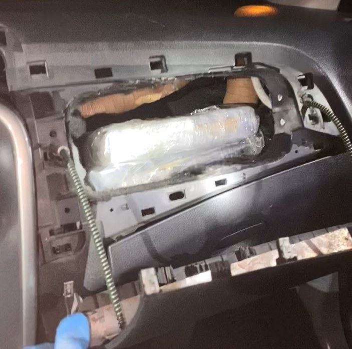 Otomobilin hava yastığı bölmesine gizlenmiş 2 kilo kokain ele geçirildi -1