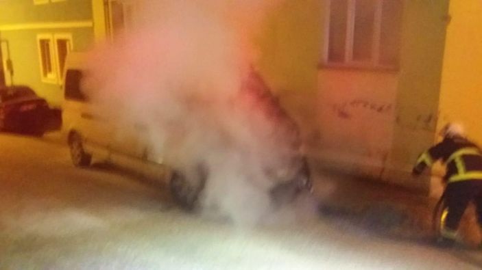 Park halindeki araç yanarak kullanılmaz hale geldi -1