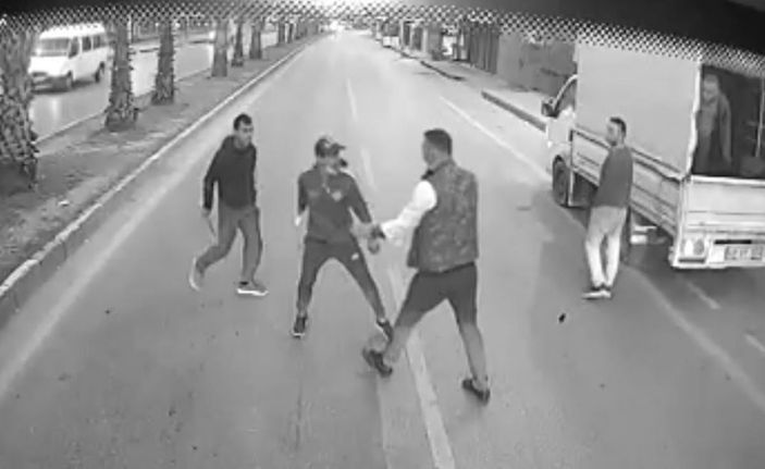 i Antalya'da darbedilen kadını kurtaran şoföre bıçak çektiler