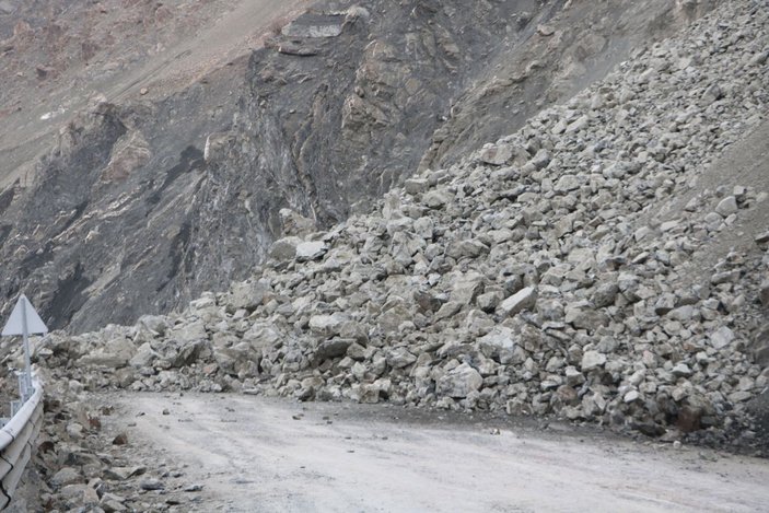 Hakkari- Yüksekova yolunda heyelan; greyder operatörü, son anda kurtuldu -5