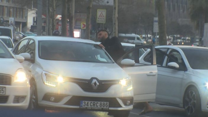 Beyoğlu'nda trafik magandası tartıştığı sürücüyü darp etti -2