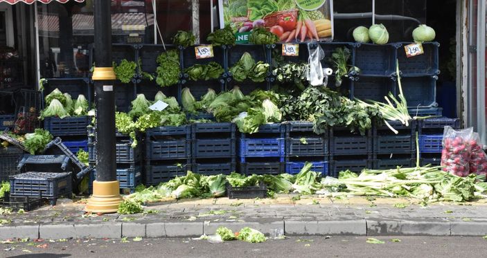 Pazarcılar ile manav tartıştı; sebze ve meyveler yere saçıldı -8