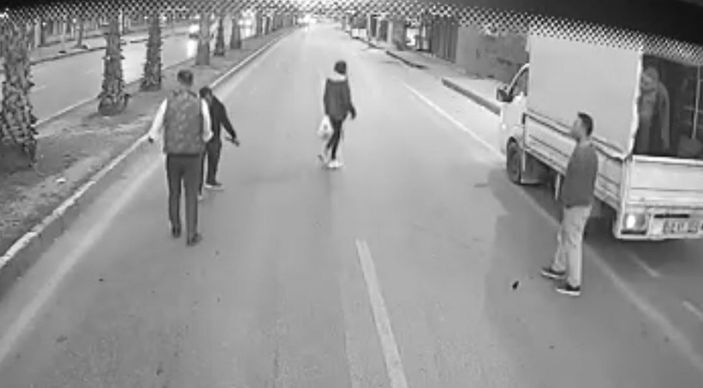 i Antalya'da darbedilen kadını kurtaran şoföre bıçak çektiler