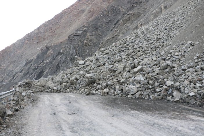 Hakkari- Yüksekova yolunda heyelan; greyder operatörü, son anda kurtuldu -2