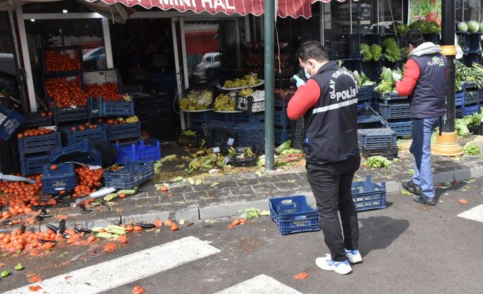 Pazarcılar ile manav tartıştı; sebze ve meyveler yere saçıldı -5