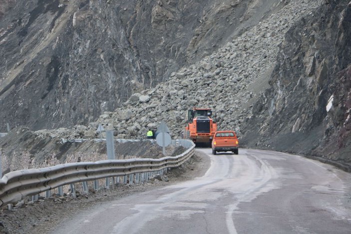 Hakkari- Yüksekova yolunda heyelan; greyder operatörü, son anda kurtuldu -1