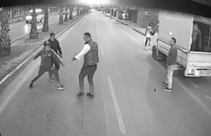 i Antalya'da darbedilen kadını kurtaran şoföre bıçak çektiler