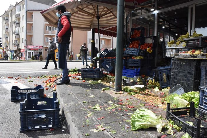Pazarcılar ile manav tartıştı; sebze ve meyveler yere saçıldı -7