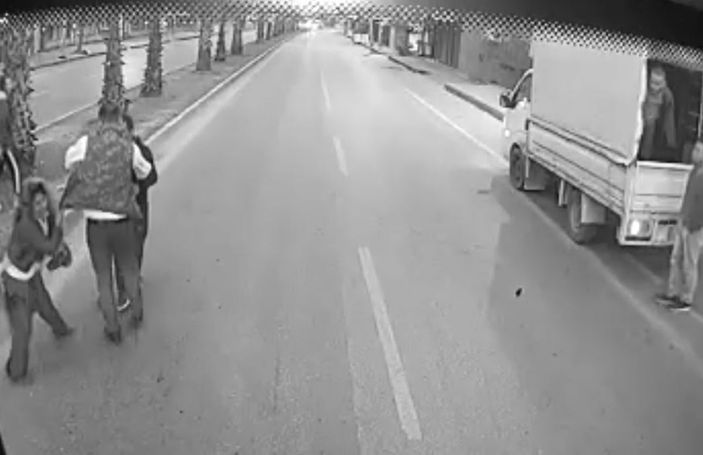 i Antalya'da darbedilen kadını kurtaran şoföre bıçak çektiler