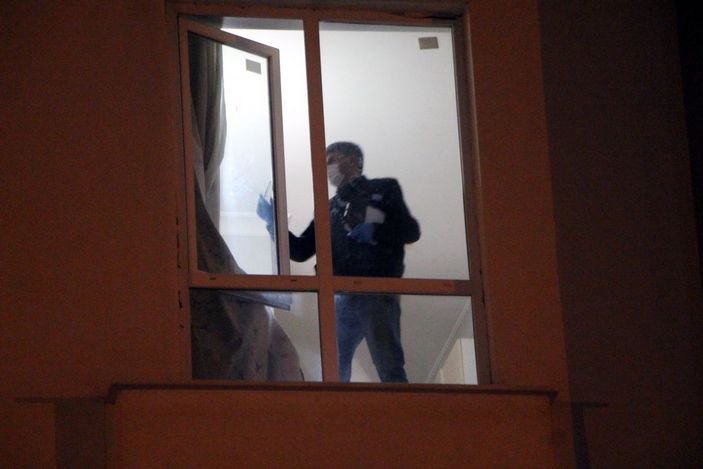 Üçüncü kattan otomobilin üzerine düşen kadın yaralandı -6