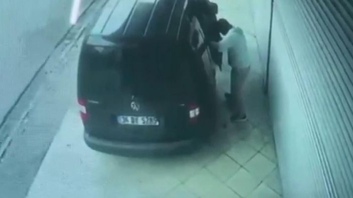 d Esenyurt'ta kar maskeli hırsızlar iş yerinden 80 bin lira değerinde akü çaldı -1