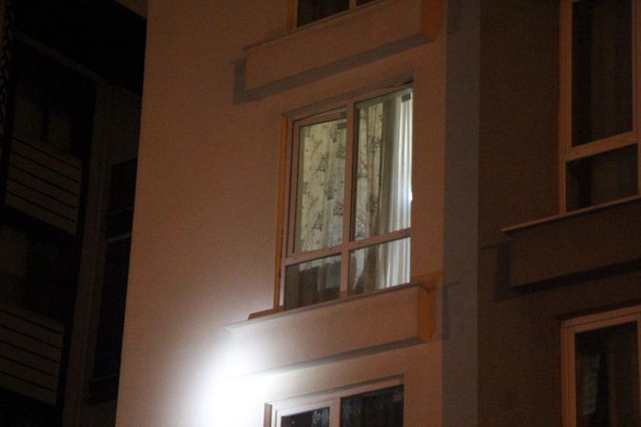 Üçüncü kattan otomobilin üzerine düşen kadın yaralandı -7