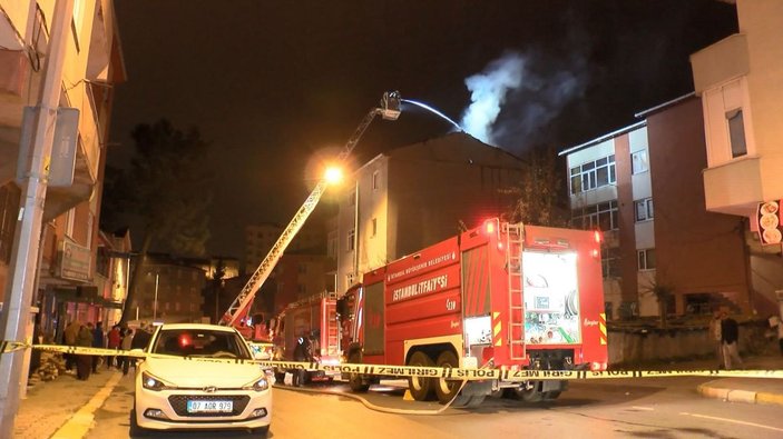 Sultanbeyli'de kentsel dönüşüm nedeniyle boşaltılan binanın çatısında yangın -7