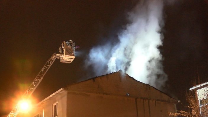 Sultanbeyli'de kentsel dönüşüm nedeniyle boşaltılan binanın çatısında yangın -3