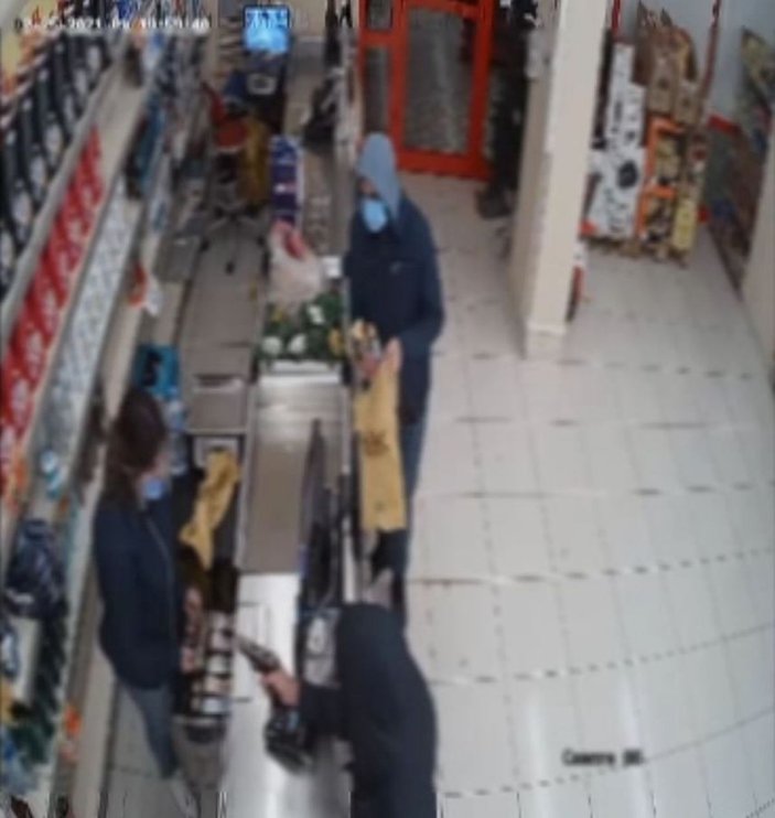 İstanbul'da bir ayda dört marketten soygun yapan şüpheliler kamerada -1