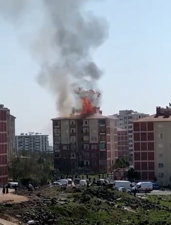 Diyarbakır'da korkutan çatı yangını -3