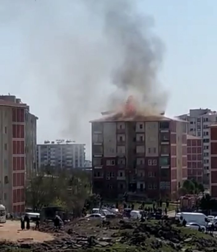 Diyarbakır'da korkutan çatı yangını -2
