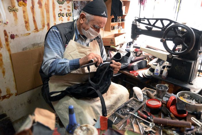 75 yaşında, 58 yıldır ayakkabı tamir ediyor -3