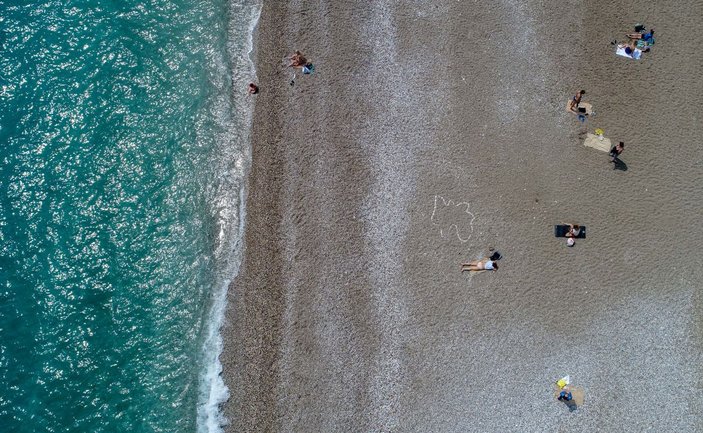 Antalya'da turistlerin deniz keyfi