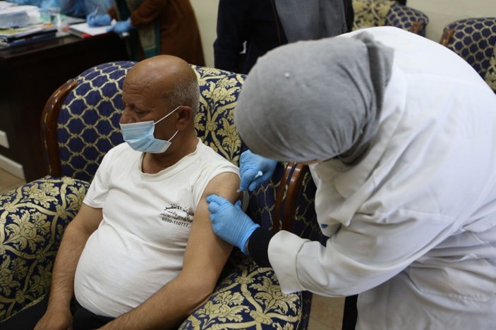 Filistin’de öğretmenlere koronavirüs aşısı yapıldı