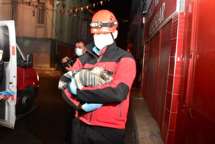 Alevlerin arasına giren kadın ile kurtarmak istediği kedisi yaralandı -8
