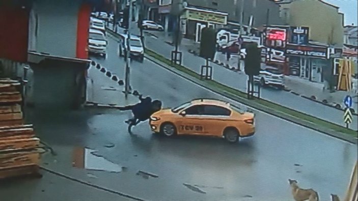 Arnavutköy'de taksinin iki kadına çarptığı anlar
