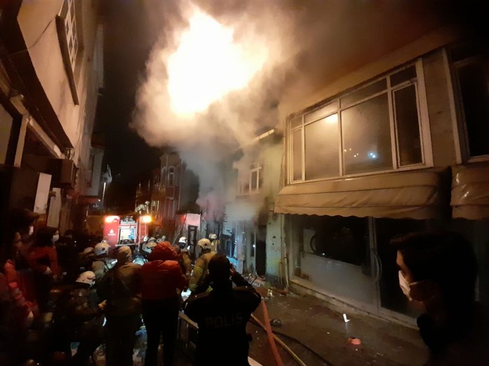 Fatih'te 2 katlı ahşap binada yangın: 1 kişi yaralı olarak kurtarıldı -2