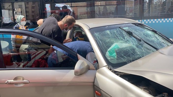 Ümraniye'de 2 otomobil çarpıştı; bir kişinin yaralandığı kaza kamerada -5