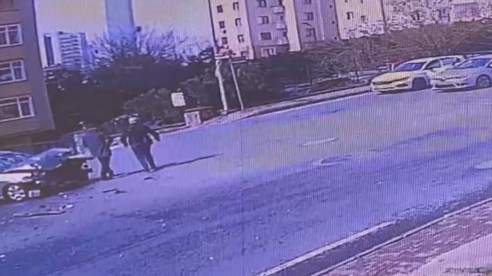 Ümraniye'de 2 otomobil çarpıştı; bir kişinin yaralandığı kaza kamerada -3