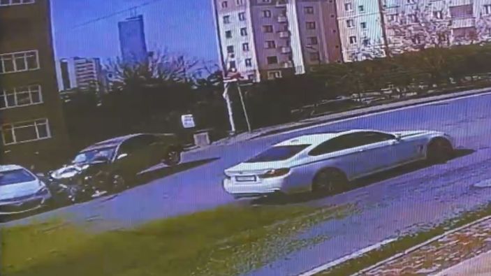 Ümraniye'de 2 otomobil çarpıştı; bir kişinin yaralandığı kaza kamerada -2