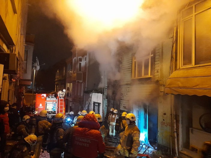 Fatih'te 2 katlı ahşap binada yangın: 1 kişi yaralı olarak kurtarıldı -3