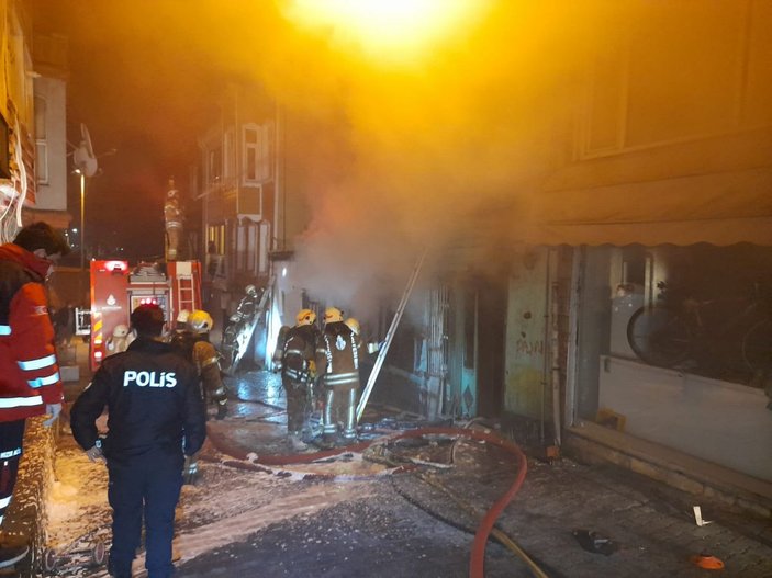 Fatih'te 2 katlı ahşap binada yangın: 1 kişi yaralı olarak kurtarıldı -4