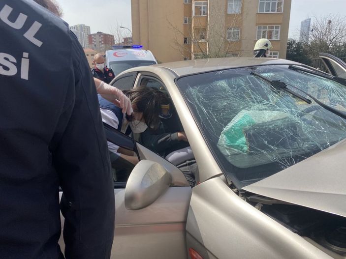 Ümraniye'de 2 otomobil çarpıştı; bir kişinin yaralandığı kaza kamerada -6