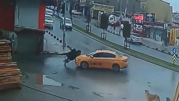 Arnavutköy'de taksinin iki kadına çarptığı anlar