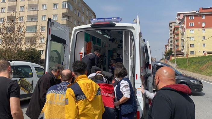 Ümraniye'de 2 otomobil çarpıştı; bir kişinin yaralandığı kaza kamerada -4