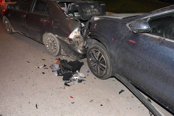 İzmir'de takla atan cip, park halindeki araçlara çarptı: 1 yaralı -2
