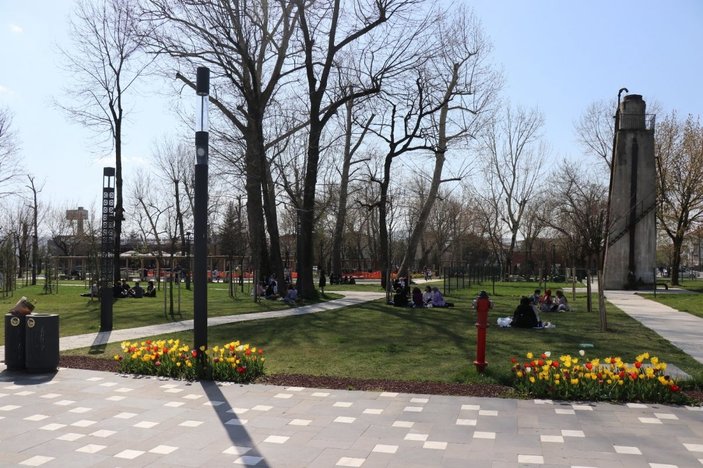 Güneşli havayı gören vatandaşlar soluğu parklarda aldı -7