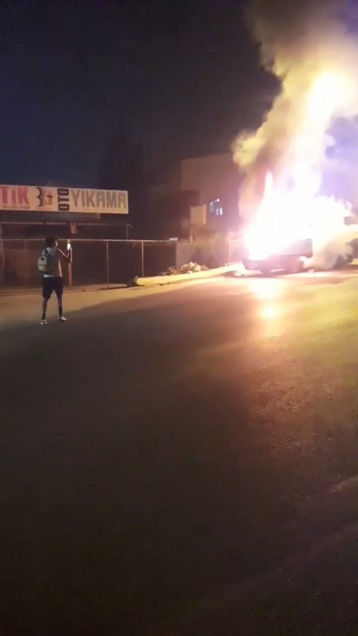 Pendik'te park halindeki midibüs alev alev yandı -2