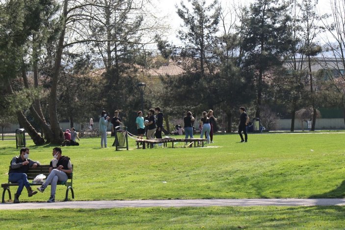 Güneşli havayı gören vatandaşlar soluğu parklarda aldı -2
